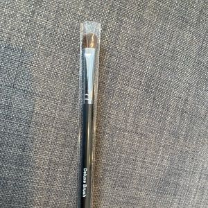 Younique deluxe brush